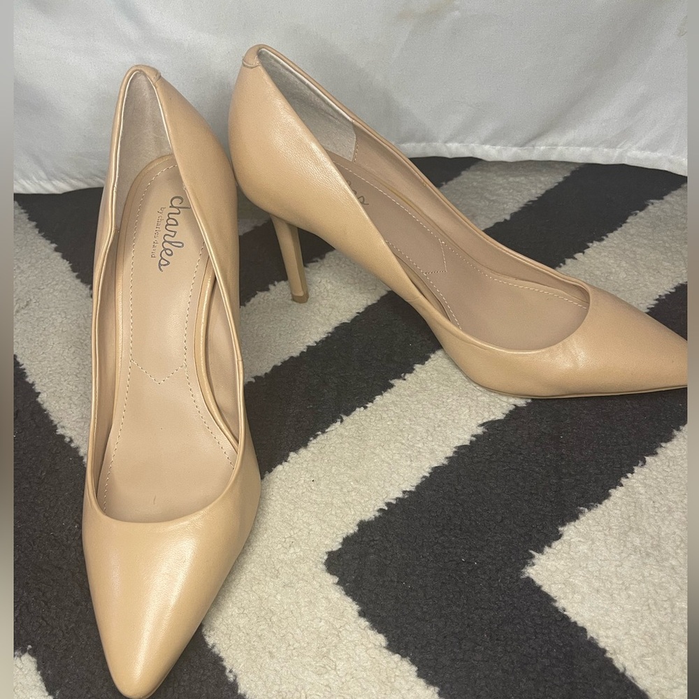 Nude leather pumps